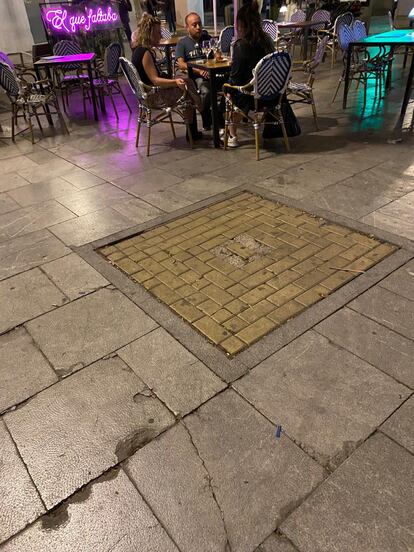 Fotografía que le mandó Marisa Paredes a Vicky Peña el 8 de diciembre por Whatsapp: “Los huecos de los árboles talados en la Plaza del Ángel. Para poner terrazas", una crítica a la tala de árboles del gobierno de Almeida en Madrid.