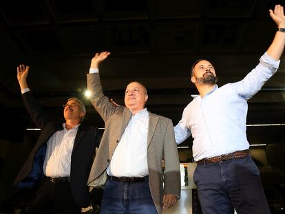 De derecha a izquierda, el presidente de Vox, Santiago Abascal; el presidente del partido en Granada, Manuel Martín; y José Antonio Ortega Lara, durante el acto público celebrado en noviembre de 2019 en la ciudad andaluza.