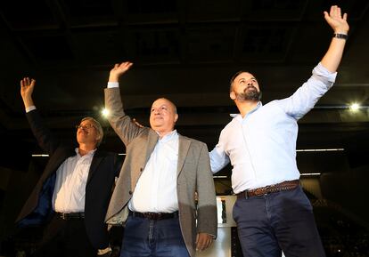 De derecha a izquierda, el presidente de Vox, Santiago Abascal; el presidente del partido en Granada, Manuel Martín; y José Antonio Ortega Lara, durante el acto público celebrado en noviembre de 2019 en la ciudad andaluza.