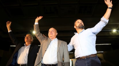 De derecha a izquierda, el presidente de Vox, Santiago Abascal; el presidente del partido en Granada, Manuel Martín; y José Antonio Ortega Lara, durante el acto público celebrado en noviembre de 2019 en la ciudad andaluza.