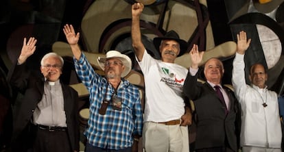 De izquierda a derecha, Ra&uacute;l Vera (obispo de Saltillo), Hip&oacute;lito Mora (l&iacute;der de autodefensas), Jos&eacute; Manuel Mireles (l&iacute;der de autodefensas), Ernesto Ruffo (exgobernador del PAN) y el sacerdote y defensor de derechos de los migrantes Alejandro Solalinde durante el Encuentro #Yosoyautodefensa en el Poliforum Cultural Siqueiros en la ciudad de M&eacute;xico.