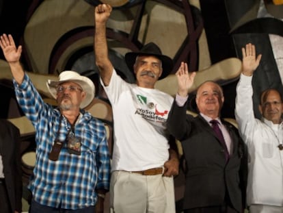 De izquierda a derecha, Ra&uacute;l Vera (obispo de Saltillo), Hip&oacute;lito Mora (l&iacute;der de autodefensas), Jos&eacute; Manuel Mireles (l&iacute;der de autodefensas), Ernesto Ruffo (exgobernador del PAN) y el sacerdote y defensor de derechos de los migrantes Alejandro Solalinde durante el Encuentro #Yosoyautodefensa en el Poliforum Cultural Siqueiros en la ciudad de M&eacute;xico.