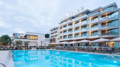 Piscina exterior del hotel Attica21 Vigo 4 Superior.