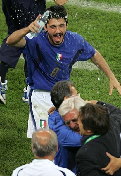 Gattuso corre hacia Marcello Lippi, en medio de los abrazos, tras la clasificación de Italia.