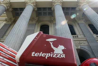 Moto de Telepizza ante el Palacio de la Bolsa de Madrid.