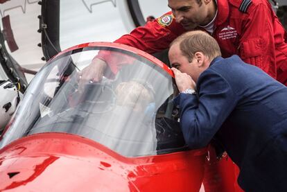 Sentado ya dentro del avión, su padre y el piloto le enseñaron algunas cosas del cuadro de mandos. Tal vez siga la trayectoria de su padre y se convierta también en piloto.