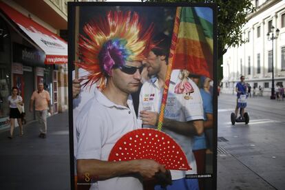 “The exhibit involves an absolute lack of respect for its own community,” says Popular Party (PP) councilor Gregorio Serrano. “It is one thing to defend the rights of homosexuals, but it is another to show such poor taste. The first to be offended are the many gays who are reaching out to us. […] We do not only respect, but also defend and support gender diversity and the rights of these people, but we believe that exhibitions like this one do them a disservice,” he continues. In the image, a photo by Julián Guerra.