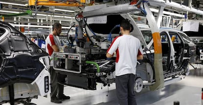 Trabajadores de la fábrica de Seat en Martorell.