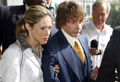 Phil Spector y su mujer Rachelle Spector, durante el juicio en 2007.