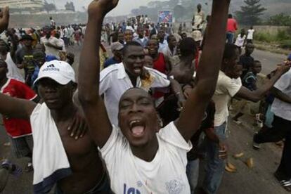 Seguidores del presidente Gbagbo, ayer en las calles de Abiyán.