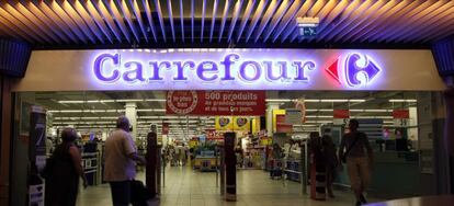 Entrada a un centro de Carrefour en España.