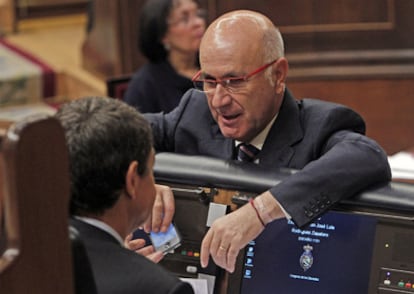 El portavoz de CiU en el congreso, Josep Antoni Duran, habla con el presidente Zapatero.