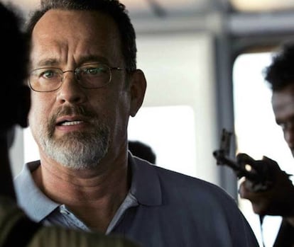 Tras una década en la que Hollywood no tuvo hueco para héroes mundanos, el 'thriller' 'Capitán Phillips', sobre un barco mercante asediado por piratas africanos, nos devolvió al Tom Hanks con el que todos crecimos. Y lo hizo de una forma sutil, casi inapreciable. Durante el secuestro, el capitán Phillips permanece impasible y casi árido, intentando mantener la calma y por extensión la de la tripulación y los criminales. Nada impresionante, nada memorable. Pero sólo al final, cuando el protagonista se derrumba en la intimidad, entendemos todo lo que ha estado haciendo Hanks durante las dos horas anteriores. Resulta doloroso ver cómo por fin se relaja y permite que toda su angustia le invada de golpe. Cualquier actor podría hacer de tipo duro, pero pocos transmiten la ansiedad después de la tormenta como lo hace Tom Hanks.