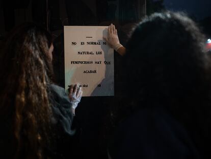 El colectivo Casa de la Mujer recorre el barrio Galerías, en Bogotá, pegando carteles con mensajes feministas en el marco del Día Internacional contra la Violencia de Género, el 24 de noviembre de 2022.