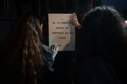 Miembros del colectivo feminista Casa de la Mujer, recorren el barrio Galerías, en Bogotá, Colombia, pegando carteles con mensajes feministas en el marco del día internacional de la No violencia contra la mujer, el 24 de Noviembre de 2022.