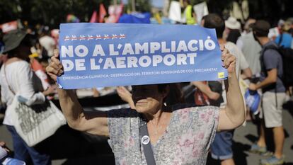 Una manifestante en el centro de Barcelona, este domingo. 