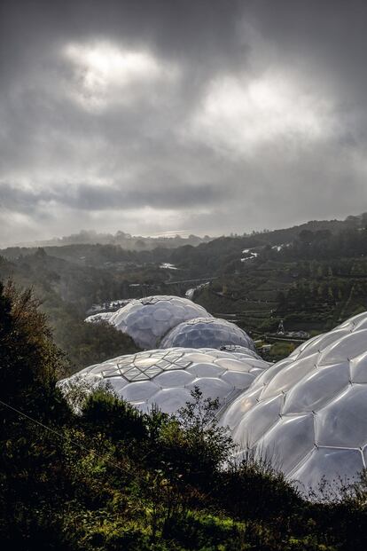 Biosferas del proyecto Edén, construidas en el emplazamiento de una mina de Cornwall, en el Reino Unido. Una gran selva tropical crece en el interior de sus cúpulas. Estas biosferas artificiales son una posible vía de conservación de la biodiversidad en la Tierra.