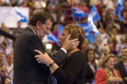 Mariano Rajoy saluda a Celia Villalobos durante el mitin celebrado en M&aacute;laga.