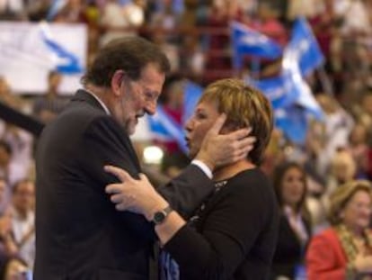 Mariano Rajoy saluda a Celia Villalobos durante el mitin celebrado en M&aacute;laga.