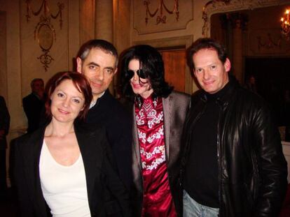 Mark Lester posa con Michael Jackson, el actor Rowan Atkinson y Lisa Lester, su mujer, en marzo de 2009.