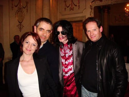 Mark Lester posa con Michael Jackson, el actor Rowan Atkinson y Lisa Lester, su mujer, en marzo de 2009.