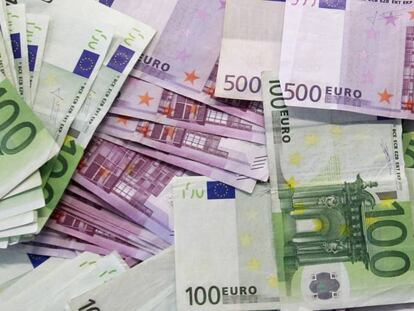 Billetes de 100 y 500 euros.