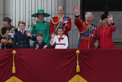El rey Carlos III, la reina Camila, el príncipe Guillermo, Kate Middleton, princesa de Gales, y sus hijos Carlota, Jorge y Luis saludan desde el balcón en el palacio de Buckingham. Junto a ellos, está la princesa Ana. También han acompañado a la familia en este momento de celebración Sofía de Edimburgo y Timothy Laurence. Los grandes ausentes han sido su hermano Andrés y su hijo Enrique de Inglaterra.