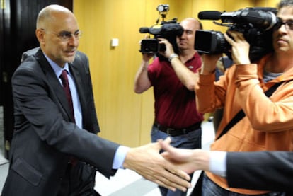 Rodolfo Ares, a su llegada ayer a la reunión que delegaciones del PSE y el PP mantuvieron en el Parlamento.