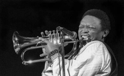 El músico sudafricano Hugh Masekela, en Nueva York en 1994. 