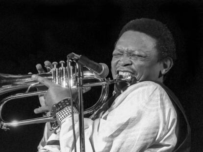 El músico sudafricano Hugh Masekela, en Nueva York en 1994. 