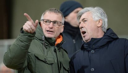 Michael Reschke (izquierda) habla con Carlo Ancelotti.