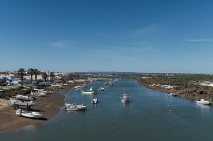 El estero de Canela, en Ayamonte, y al fondo, el Guadiana. Todo perteneciente al paraje natural de las Marismas de Isla Cristina.