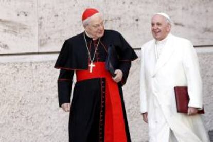 El papa Francisco (dcha) conversa con el cardenal italiano Angelo Soldano mientras se dirigen a participar en una nueva sesión del consistorio extraordinario de cardinales en Ciudad del Vaticano. EFE/Archivo