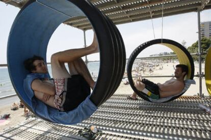 Dos jóvenes <i>fibers, </i><b>ayer, en una de las playas de Benicàssim.</b>