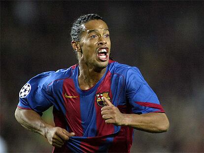 Ronaldinho celebra su gol ante el Milan.