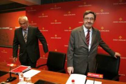 El expresidente de Caixa Catalunya, Narcis Serra (d), acompañado del ex director general, Adolf Todó (i), durante la presentación de los resultados del grupo obtenidos durante el ejercicio de 2009. EFE/Archivo