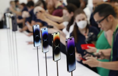 Periodistas prueban el Apple iPhone 14 Pro y el iPhone 14 Pro Max, hoy en la sede de Apple.