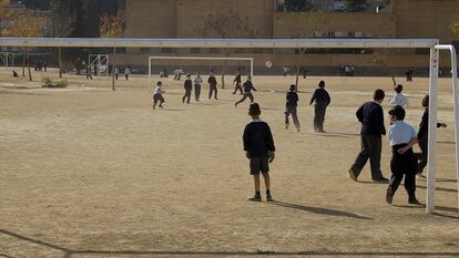 Ni&ntilde;os jugando al f&uacute;tbol en el patio del colegio concertado de educaci&oacute;n segregada Altair de Sevilla, donde solo estudian varones.