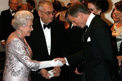 Craig saluda a la reina Isabel II con una reverencia en el cine Odeon de la plaza Leicester de Londres.