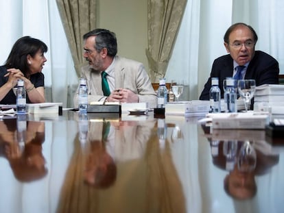 El presidente del Senado, Manuel Cruz, entre los vicepresidentes de la Mesa, Cristina Narbona y Pío García-Escudero.