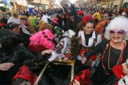 El entierro de la Sardina, que se celebra en el barrio de San Roque, pone punto final a los carnavales de Badajoz.