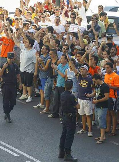 Manifestantes a favor de Juan Villalonga, ayer en Mestalla.