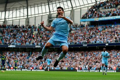 Sergio Agüero celebra uno de sus tres goles frente al Wigan.