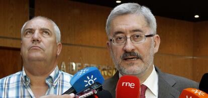 El consejero de Economía, Antonio Ávila (derecha), junto al líder de CC OO, Francisco Carbonero.