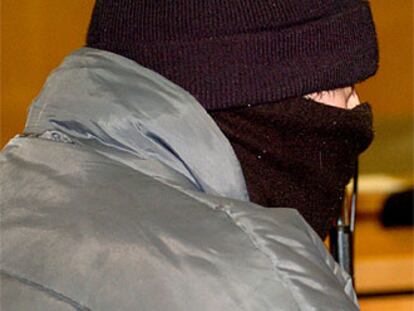 Javier A. L., <i>El Malaguita,</i> encapuchado, durante su interrogatorio de ayer en la Audiencia de Madrid.