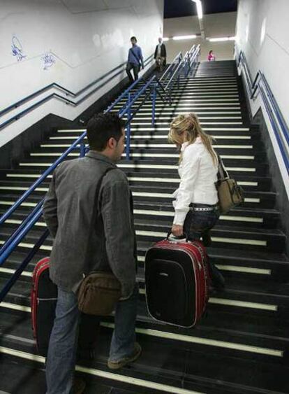 Viajeros suben sus maletas en la estación de Chamartín.