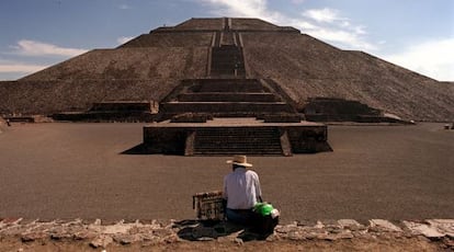 Un vendedor ante la Pirámide del Sol, en Teotihuacan, México.