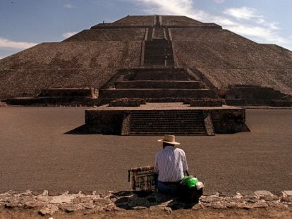 Un vendedor ante la Pirámide del Sol, en Teotihuacan, México.