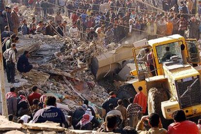 Una muchedumbre observa las labores de rescate en los edificios destruidos por la explosión en Bagdad.