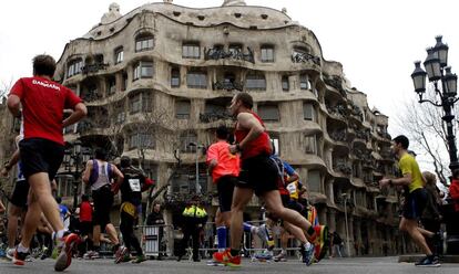 Participantes en la 35 edici&oacute;n del marat&oacute;n de Barcelona, pasan por delante de la Pedrera de Gaud&iacute;. 